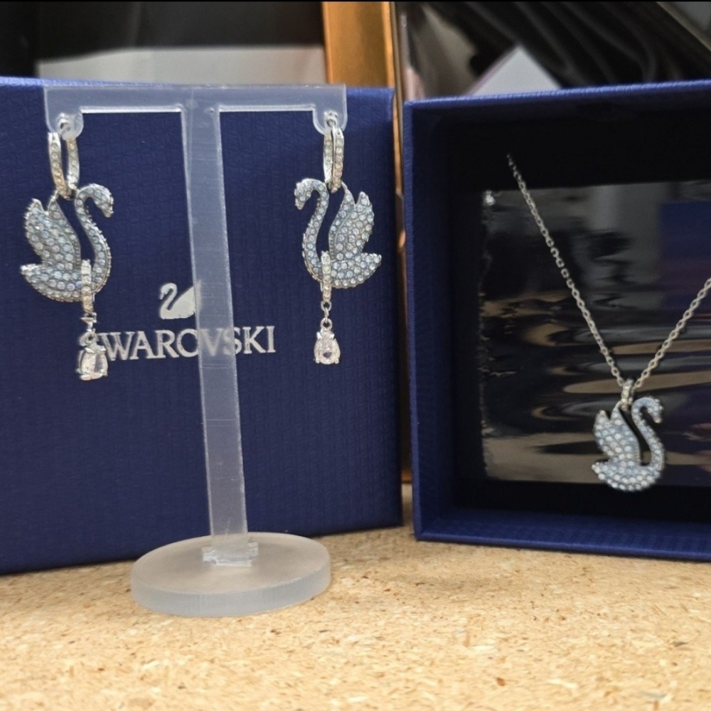 ★★SOLD OUT★★Swarovski iconic swan earrings drop and necklace set